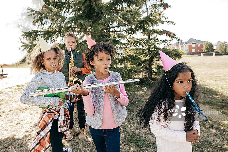 生日派对上的孩子们图片素材