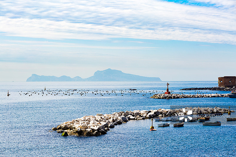 从意大利那不勒斯看卡普里岛图片素材