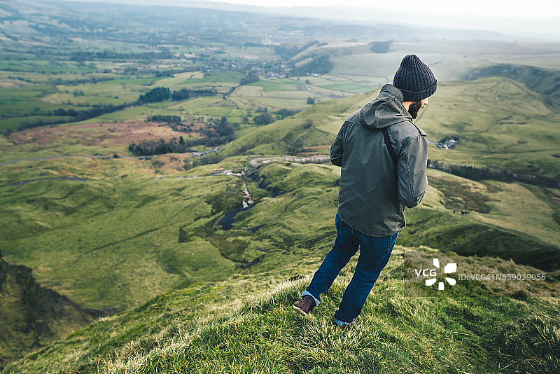男人在峰区徒步图片素材