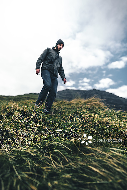 男人在峰区徒步图片素材