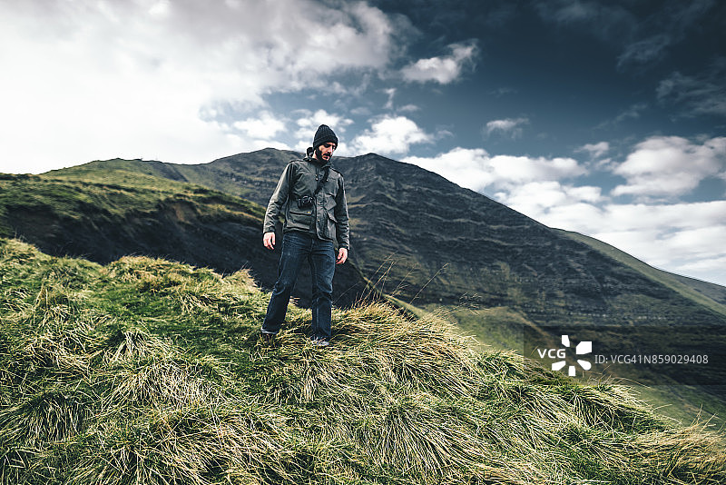 男人在峰区徒步图片素材