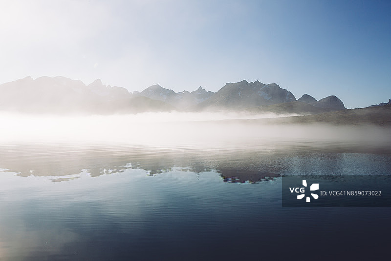 塔西乌萨克-塔瑟米特峡湾的雾图片素材