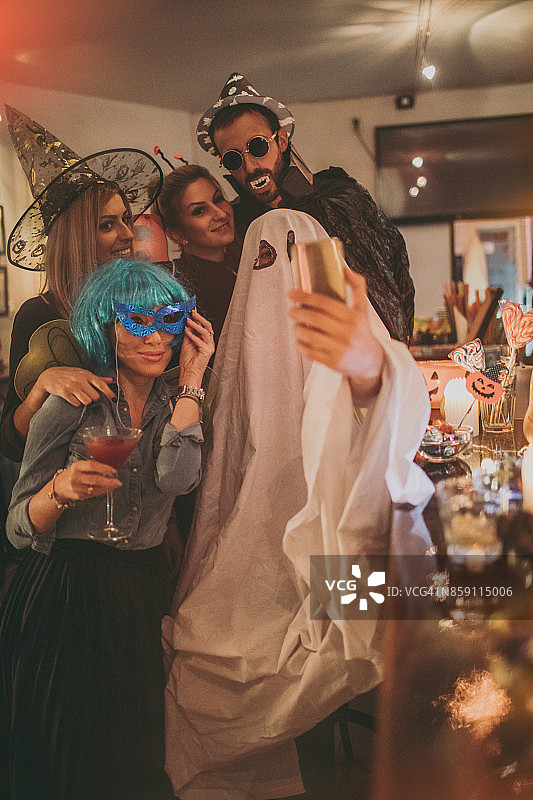 万圣节派对上的集体自拍图片素材