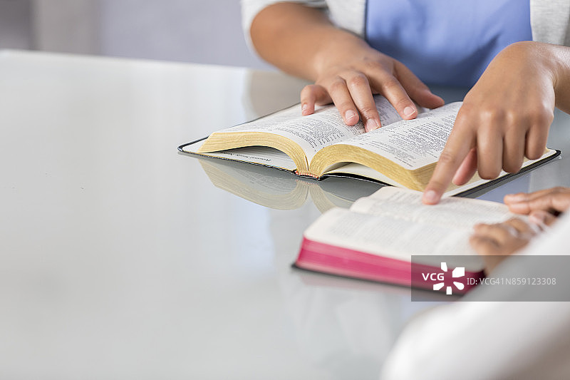 自信的女人带领办公室的《圣经》学习图片素材