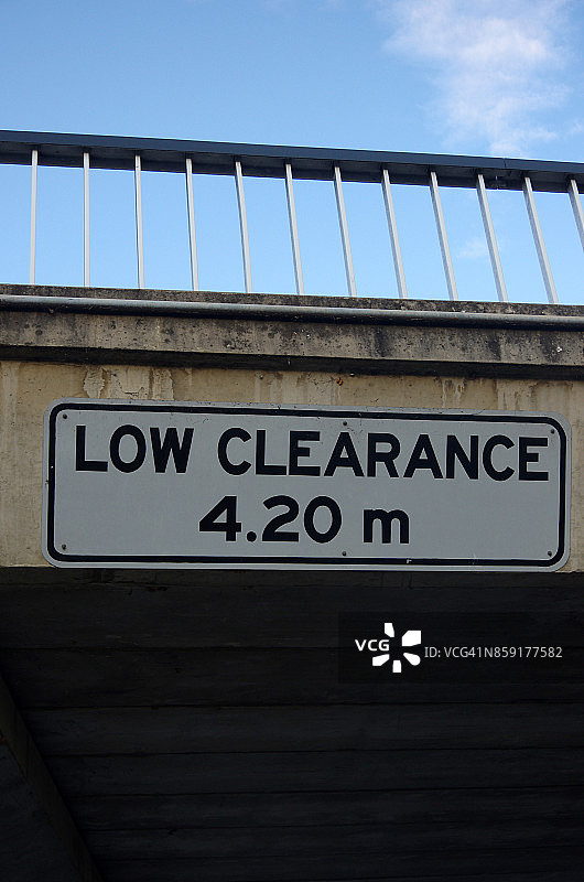 澳大利亚首都领地堪培拉，温杜里路帕克斯路桥下，警告净空高度4.2米的标志图片素材