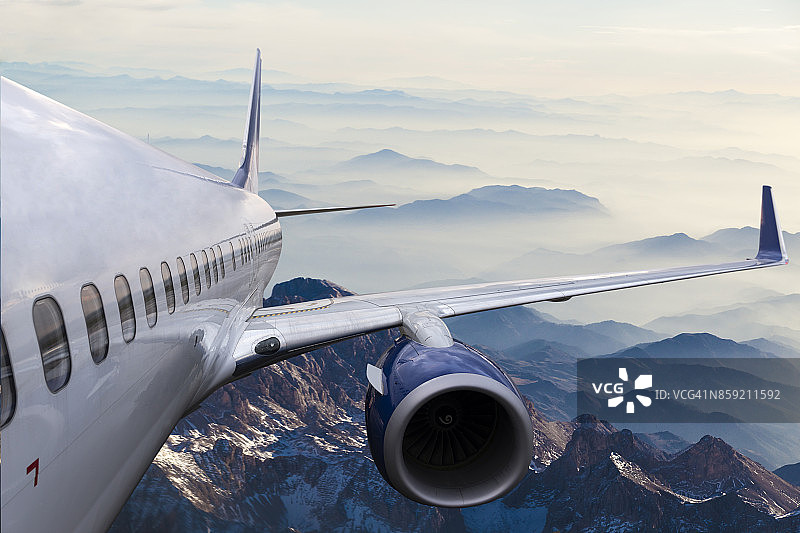 黄昏时分云层上的飞机图片素材