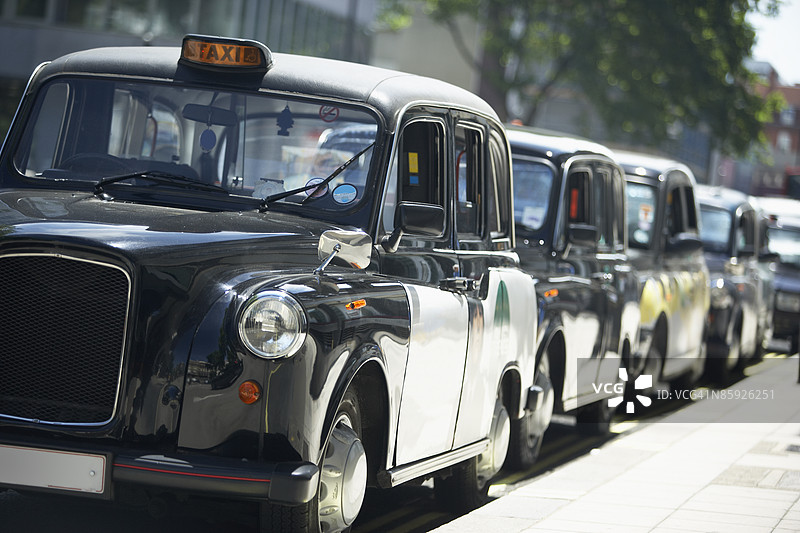 伦敦出租车在人行道上排队图片素材
