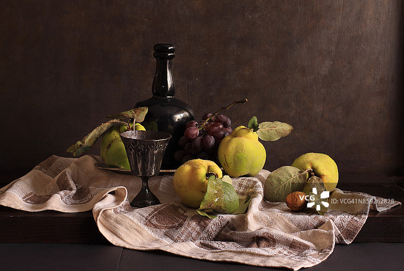 榅桲和锻铁酒杯图片素材