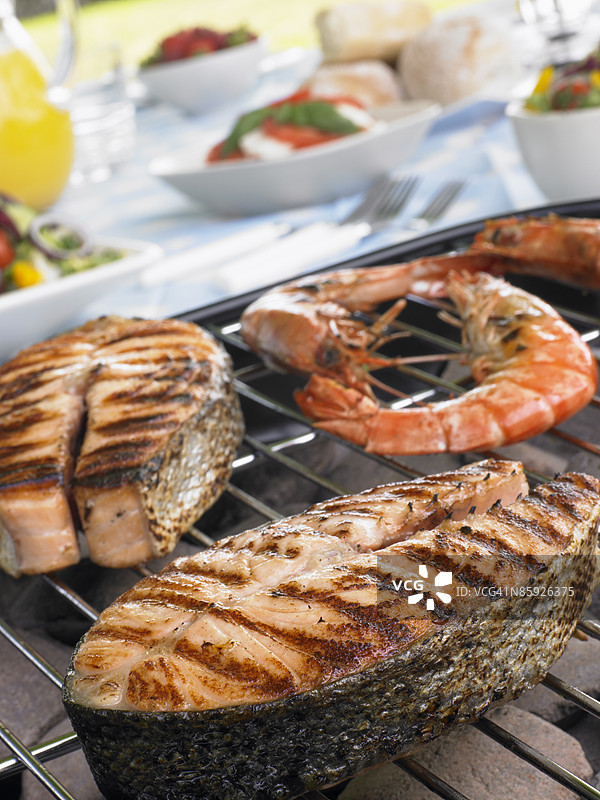 在烤架上烹饪的三文鱼和虾图片素材
