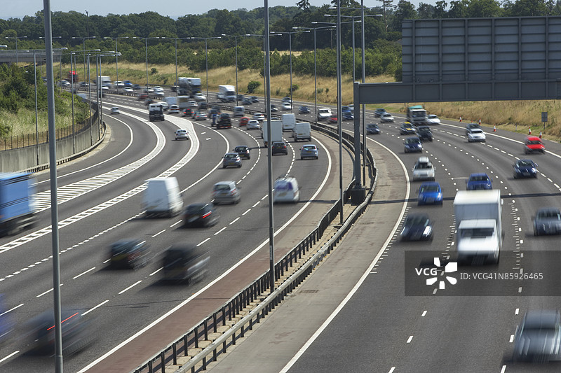 繁忙高速公路上的模糊交通图片素材