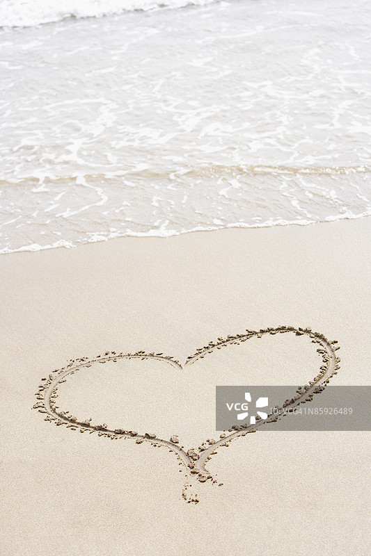 沙滩上画的心形图案图片素材