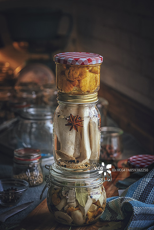 罐装有机蘑菇图片素材