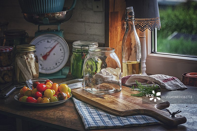 罐装有机混合彩色樱桃番茄蜜饯图片素材