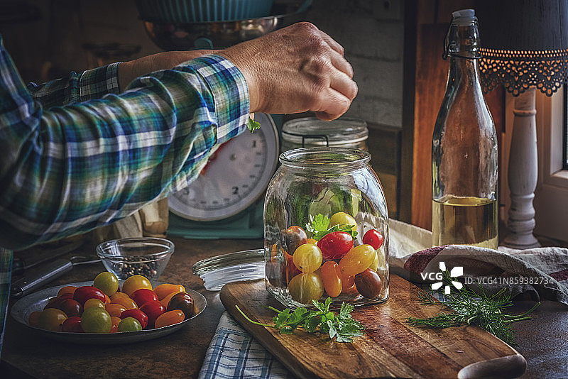 罐装有机混合彩色樱桃番茄蜜饯图片素材