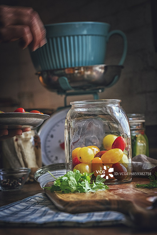 罐装有机混合彩色樱桃番茄蜜饯图片素材