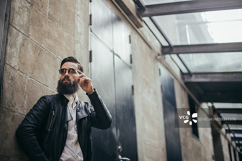 穿机车夹克的络腮胡男人图片素材