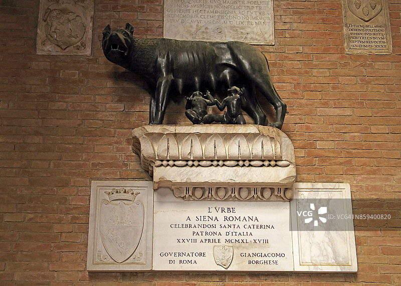 母狼哺育雷穆斯和罗穆卢斯图片素材