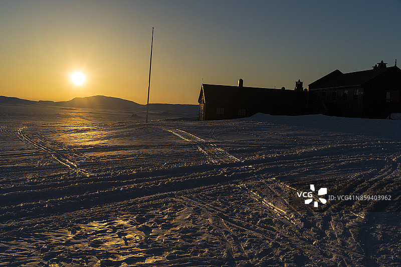挪威哈当厄尔高原Soumdhaug遗址五月初的日落图片素材