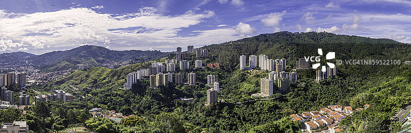 加拉加斯全景航拍，城市东南部的普拉多和曼萨纳雷斯图片素材