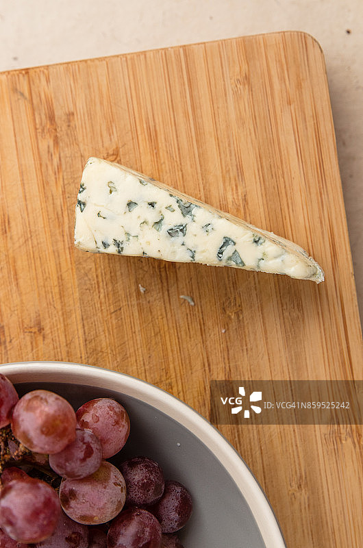 葡萄和奥弗涅蓝纹奶酪图片素材