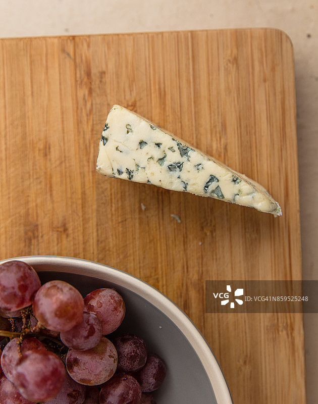 葡萄和奥弗涅蓝纹奶酪图片素材