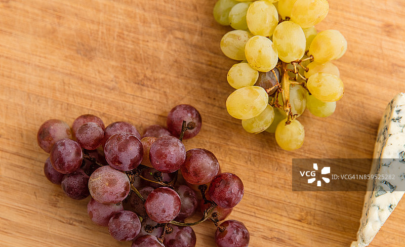葡萄和奥弗涅蓝纹奶酪图片素材