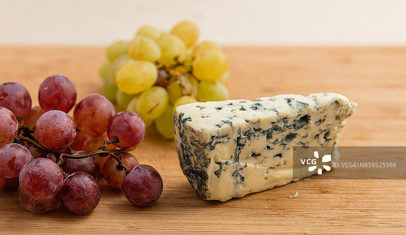 葡萄和奥弗涅蓝纹奶酪图片素材