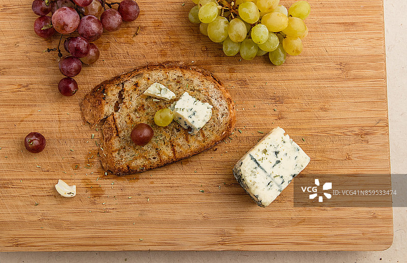 橄榄油葡萄蓝纹烤面包图片素材