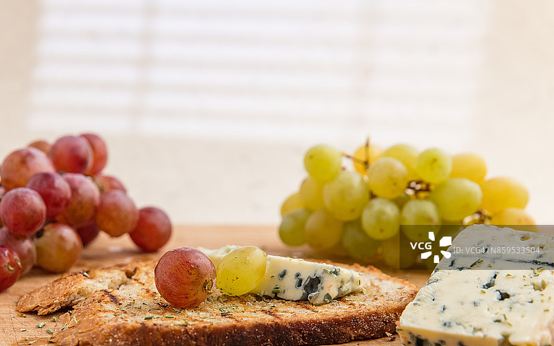 橄榄油葡萄蓝纹烤面包图片素材