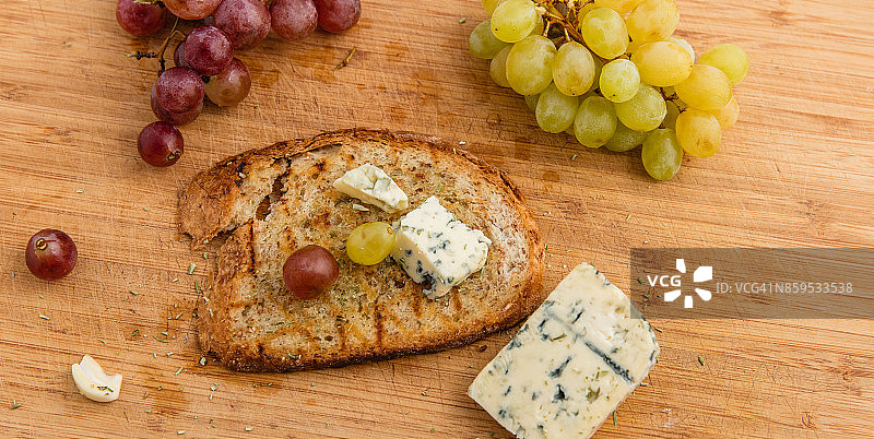 橄榄油葡萄蓝纹烤面包图片素材