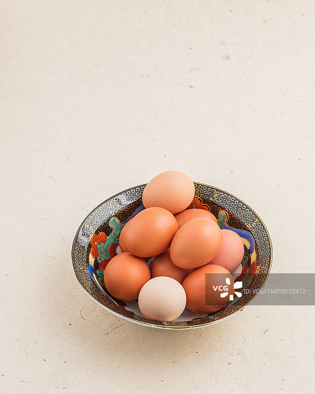 黑色装饰碗里的鸡蛋图片素材