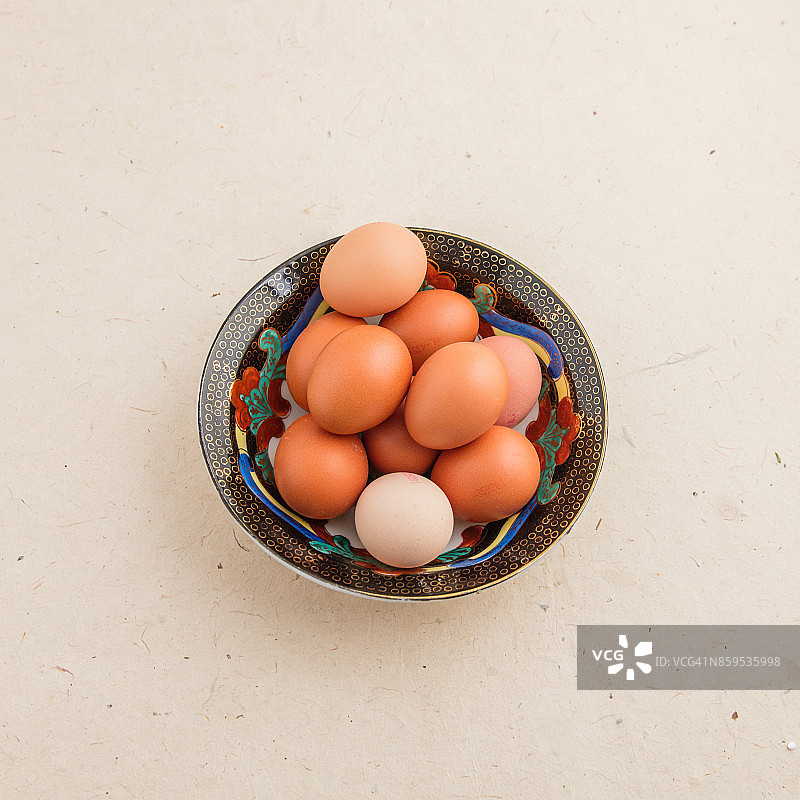 黑色装饰碗里的鸡蛋图片素材