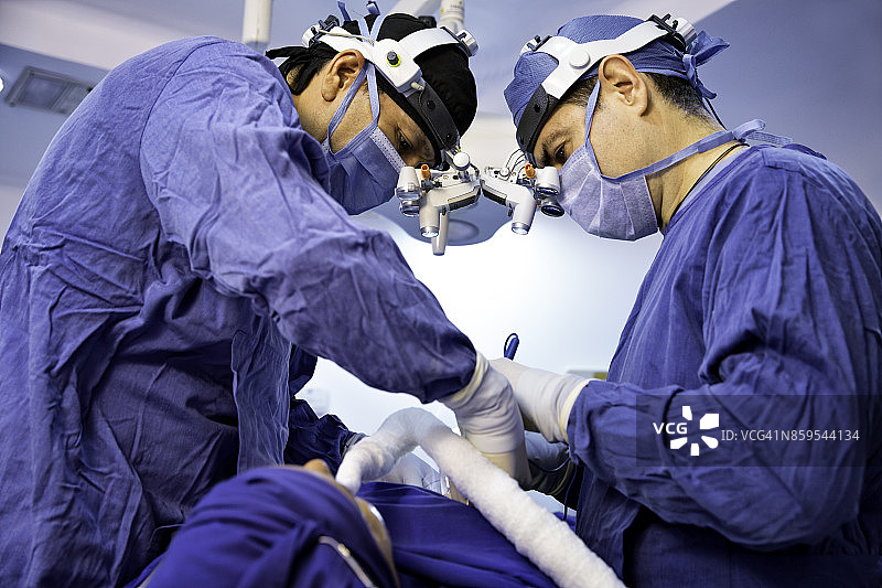 外科医生为女性患者进行肋软骨切取术，治疗鼻中隔偏曲和隆鼻手术图片素材