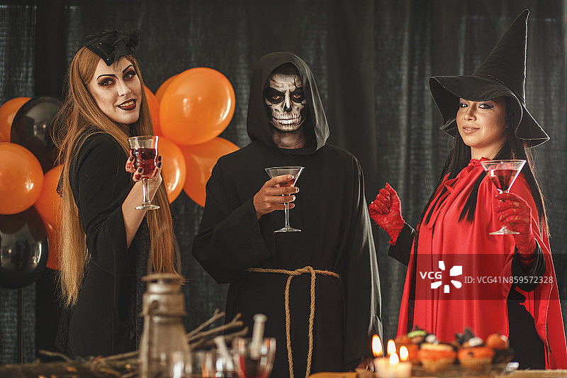 朋友们庆祝万圣节图片素材