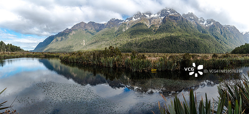 新西兰南岛厄尔山脉米勒湖的迷人倒影图片素材