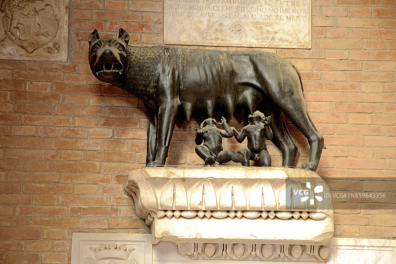 锡耶纳：雷穆斯和罗穆卢斯吮吸母狼图片素材