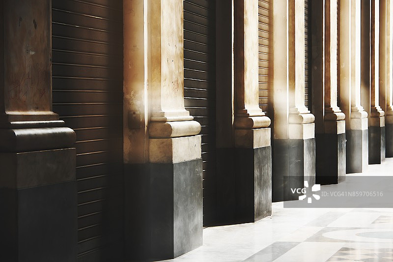 翁贝托一世长廊的仰视图（意大利那不勒斯）图片素材