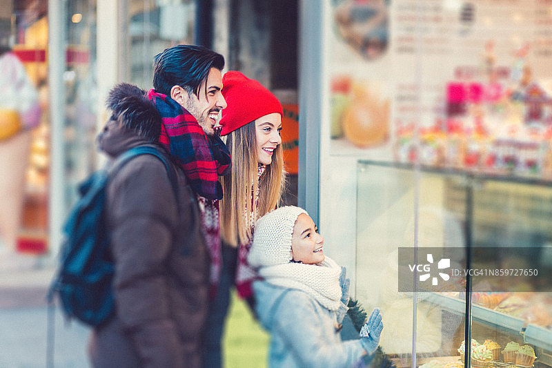 在糖果店的年轻家庭图片素材