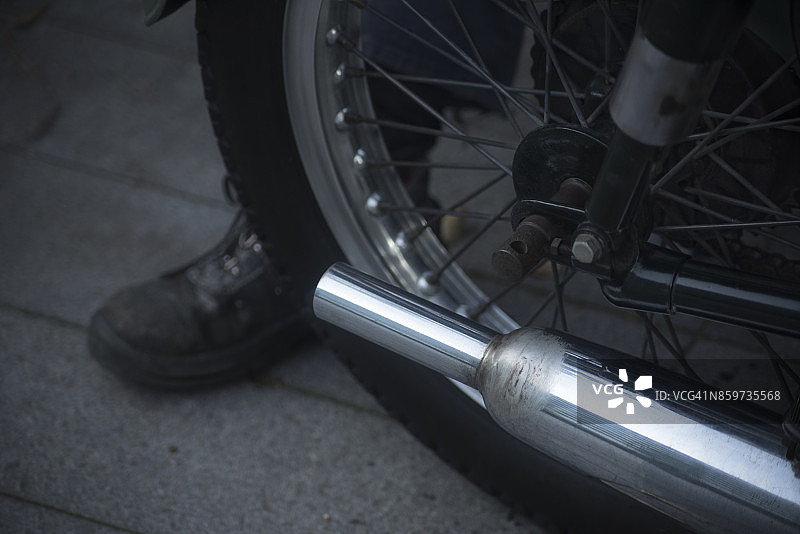 河流人物：经典摩托车养护科学图片素材