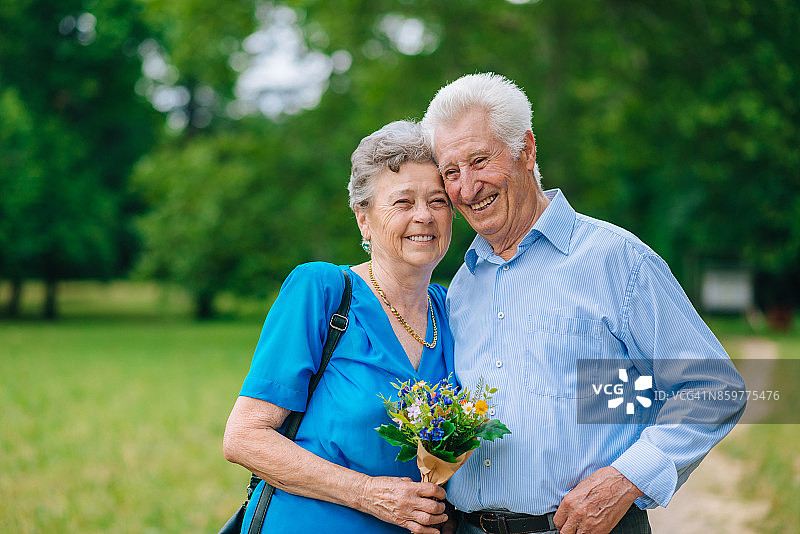 老年夫妇回顾他们的50周年纪念日图片素材