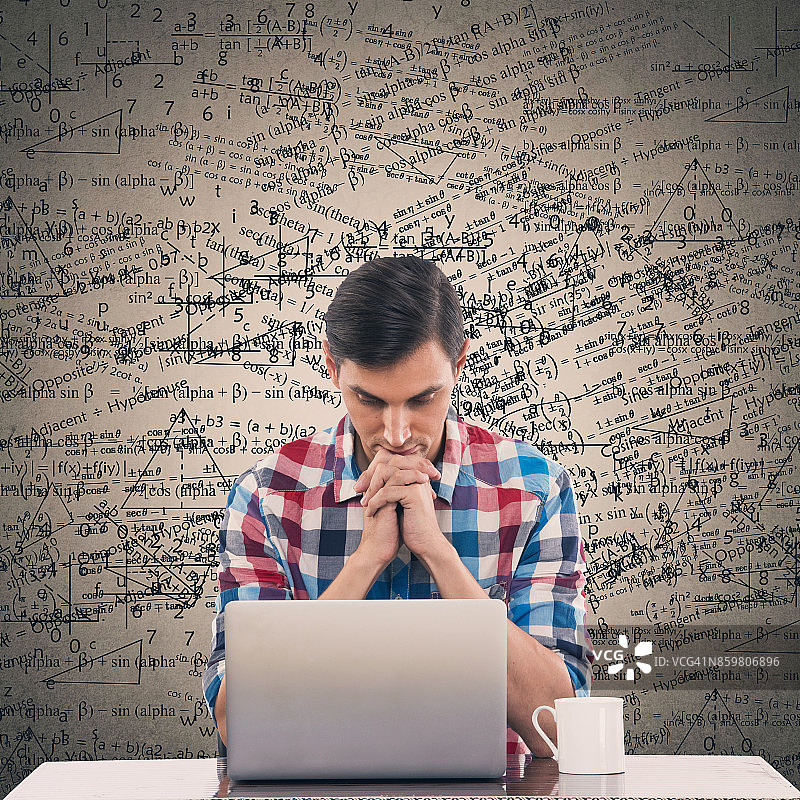 用笔记本电脑工作的商人图片素材