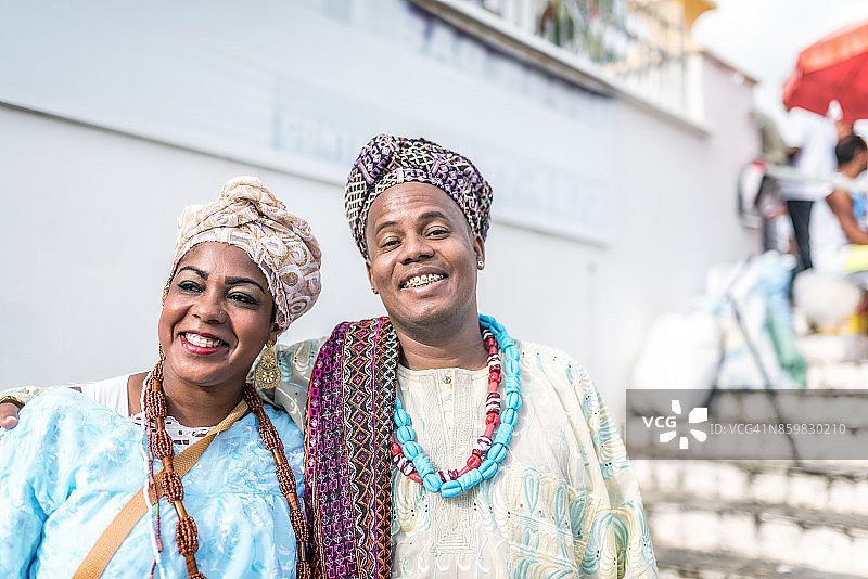 在萨尔瓦多教堂前的非洲裔巴西夫妇图片素材