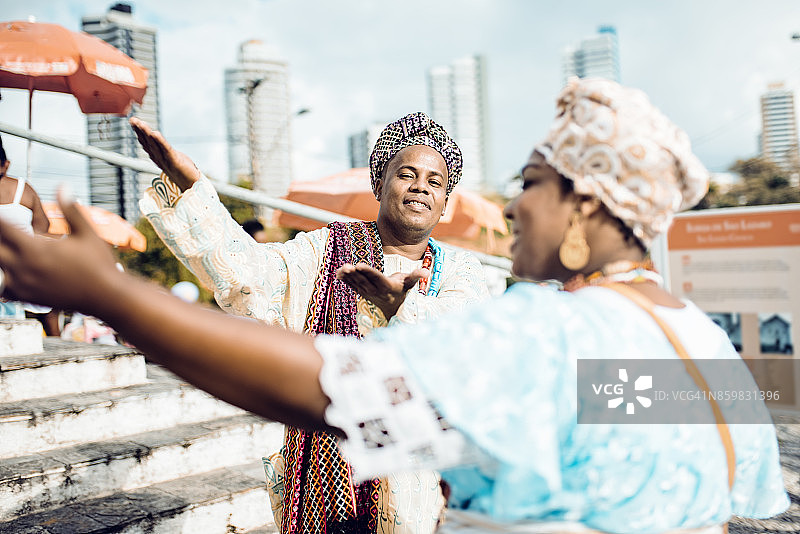 萨尔瓦多宗教仪式上身着传统服饰的男女图片素材