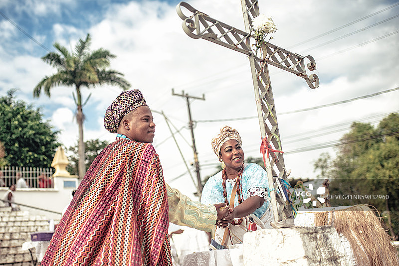 穿着传统服装的巴伊亚纳和巴伊亚诺在萨尔瓦多举行宗教仪式图片素材