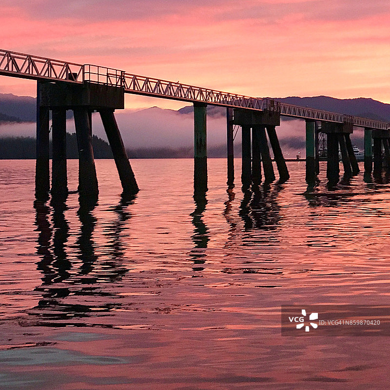 加拿大不列颠哥伦比亚省鲁珀特王子港日落码头图片素材
