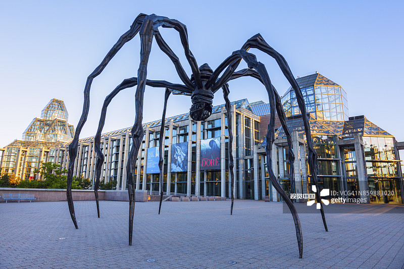 渥太华的《Maman》雕塑图片素材