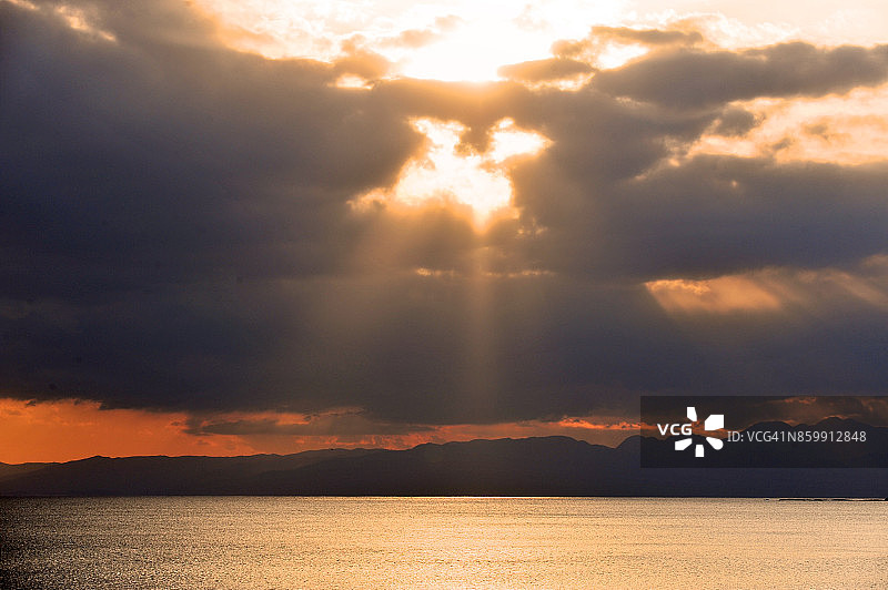 日落时分日本相模湾和伊豆半岛的阳光图片素材