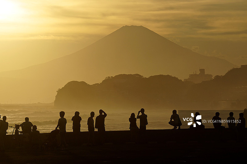 富士山和神奈川县镰仓市的日落海滩图片素材