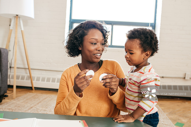 母亲和幼儿图片素材