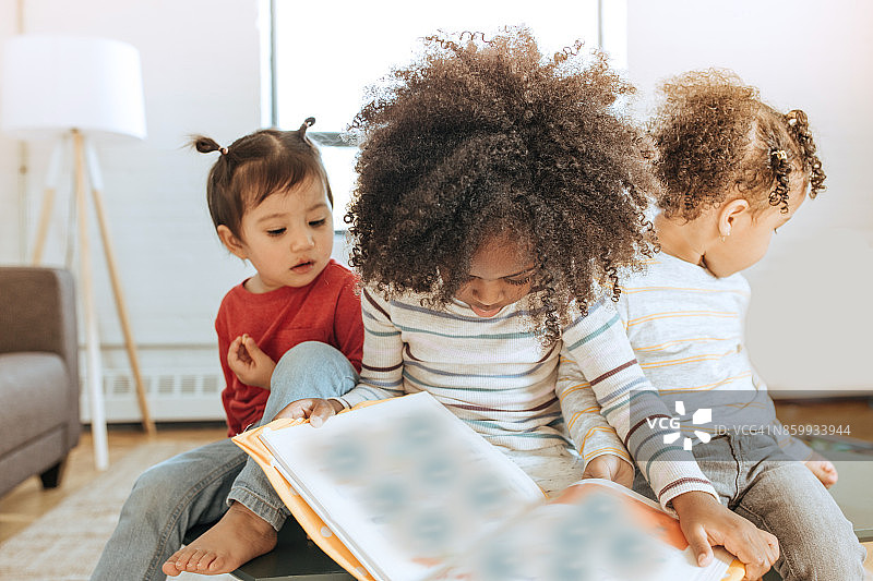 幼儿与书籍图片素材